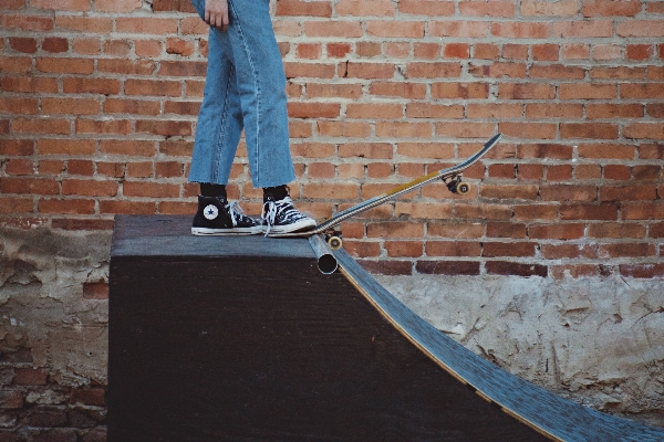 Foto Orang skateboard anak atap