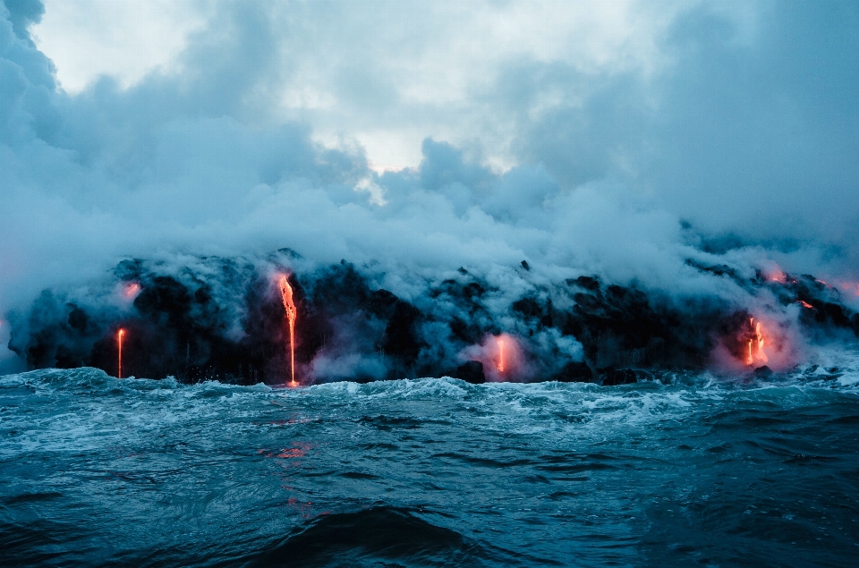 Laut melambai kendaraan lahar