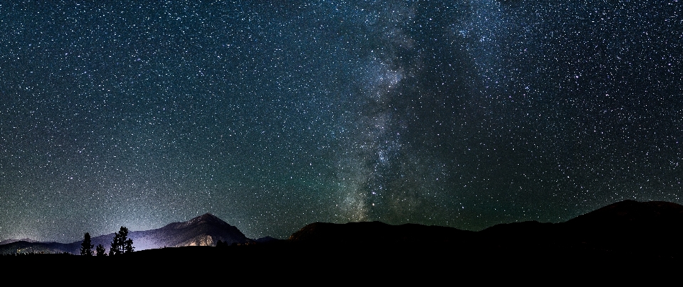 Arbre montagne ciel nuit