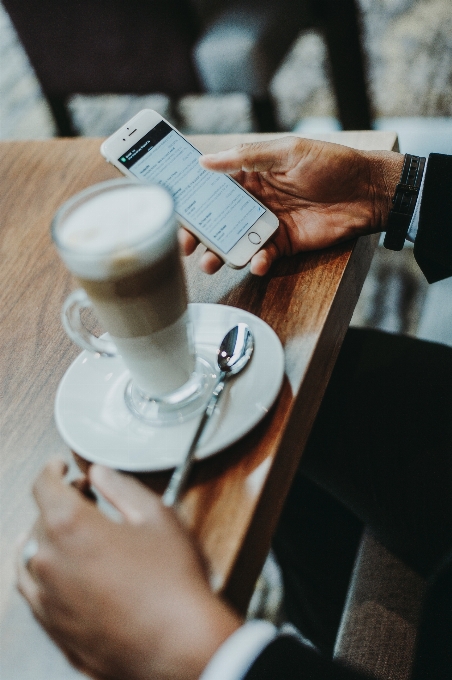 Escribiendo mano café blanco