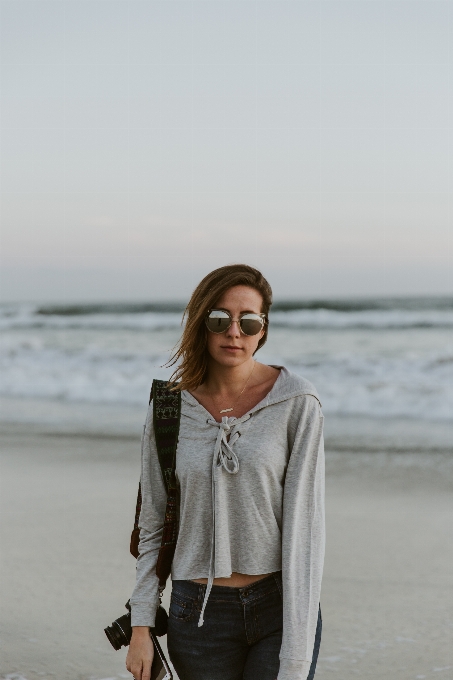 Spiaggia mare sabbia ragazza