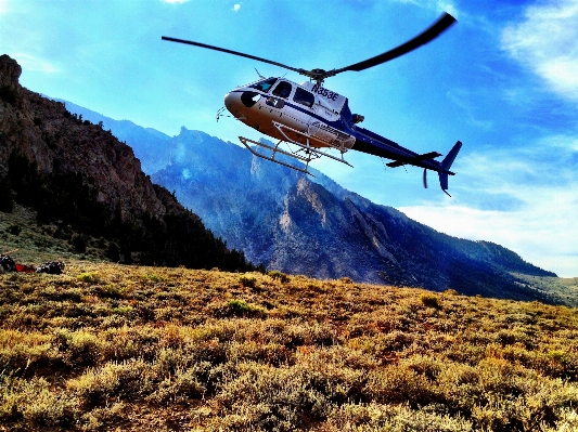 Foto Cadeia de montanhas
 aeronave veículo helicóptero