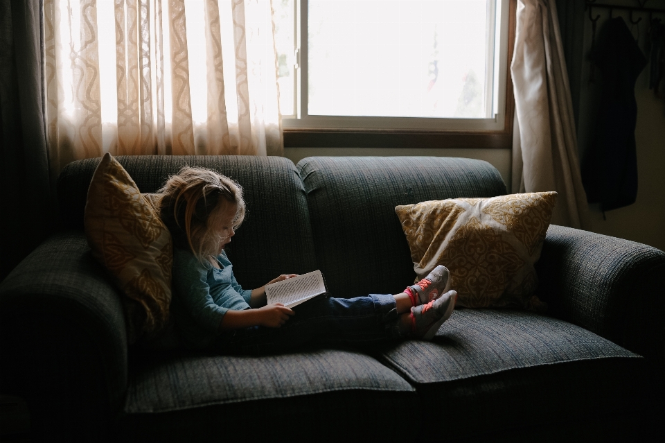 Ragazzo lettura seduta bambino