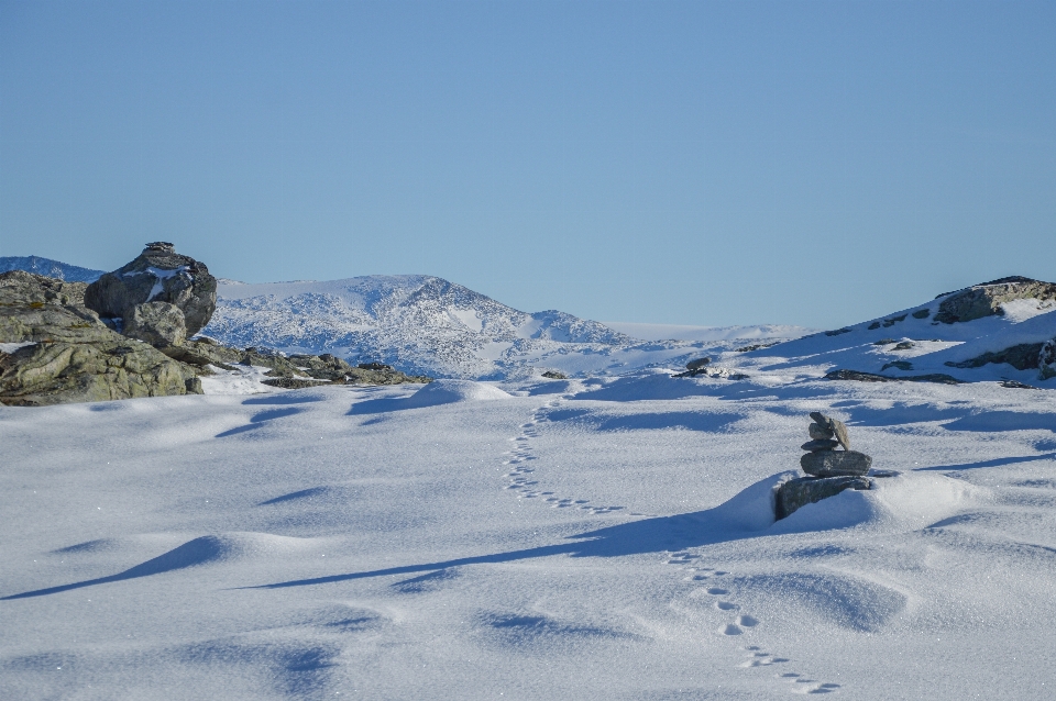 Montagna nevicare inverno catena montuosa
