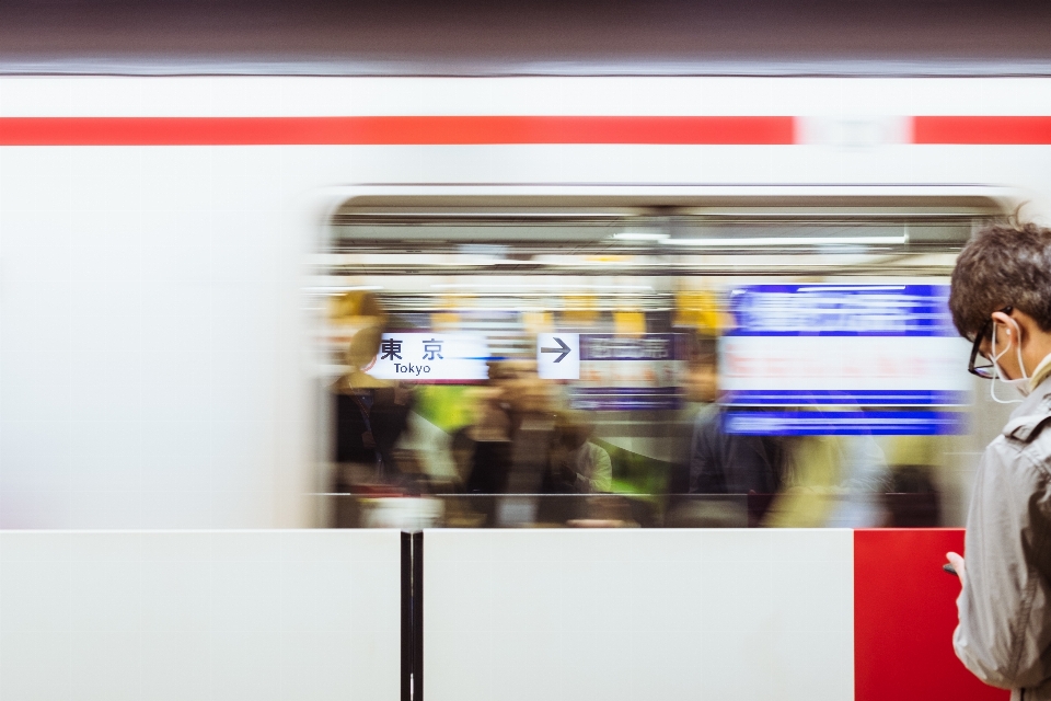 Homem trem transito transporte público
