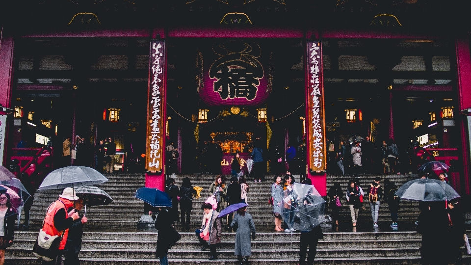 人々 群衆 傘 日本の看板
