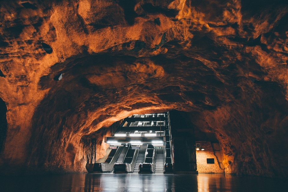 Noche túnel formación escalera mecánica