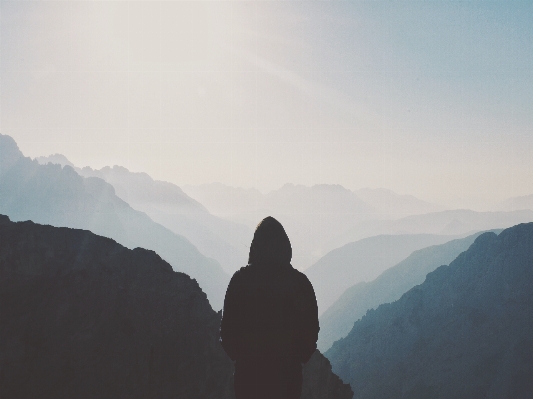 Foto Bayangan hitam orang gunung awan