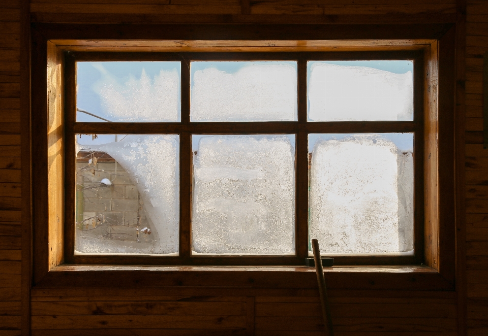 Bois loger fenêtre verre