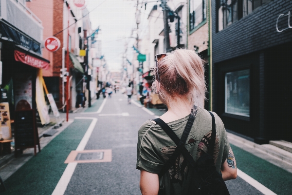 歩行者 女性 髪 道 写真