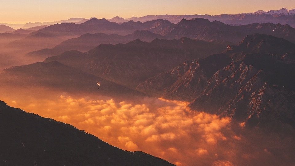 Horizonte montaña nube amanecer