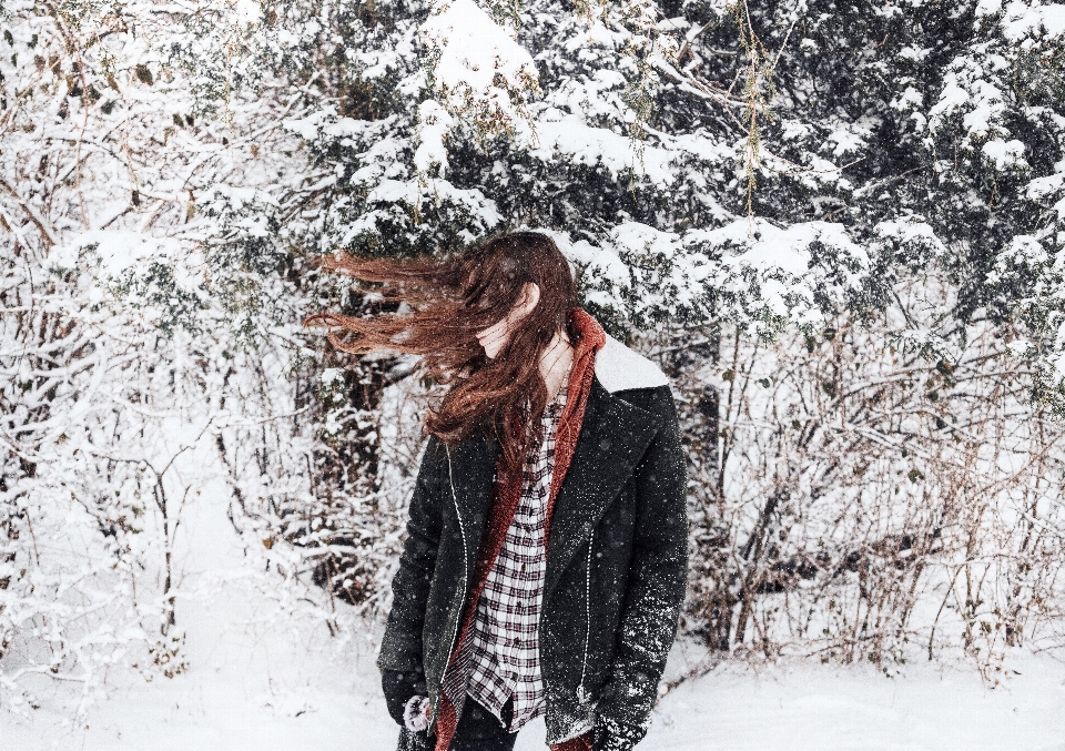 木 雪 冬 女性