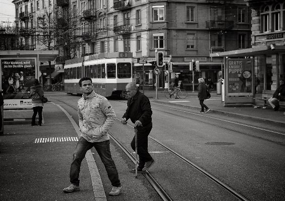 Photo Piéton hiver noir et blanc
 personnes