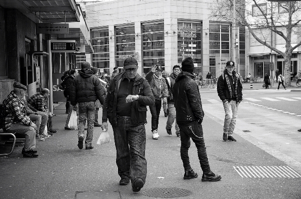 Photo Piéton hiver noir et blanc
 personnes