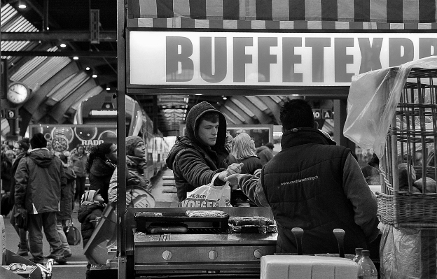 Photo Hiver noir et blanc
 personnes route