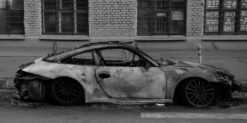 Photo Noir et blanc
 voiture roue ville