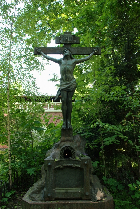 Monument statue nikon
 friedhof