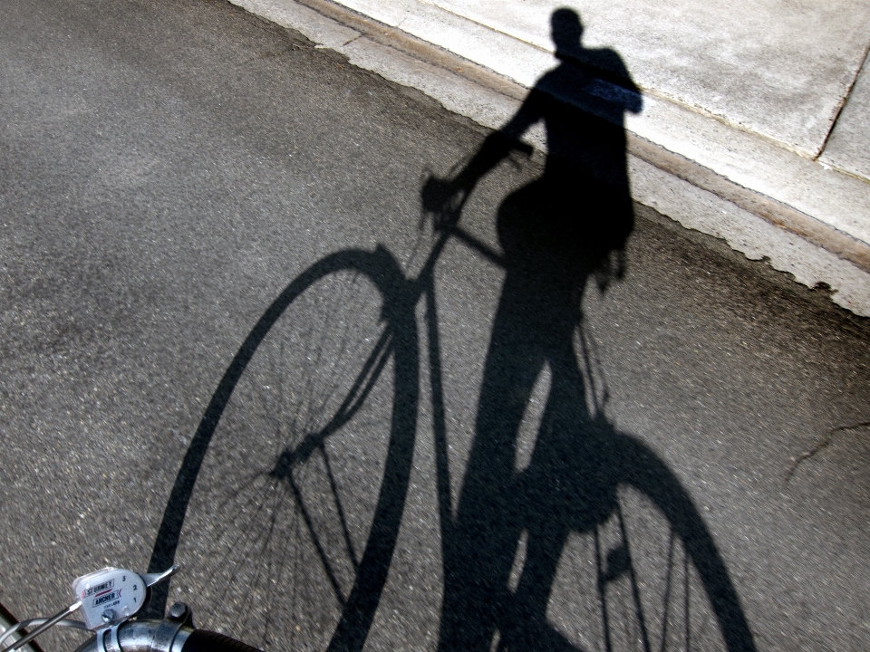 自転車 車両 影 乗る