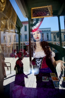 Foto Mujer ventana reflexión california