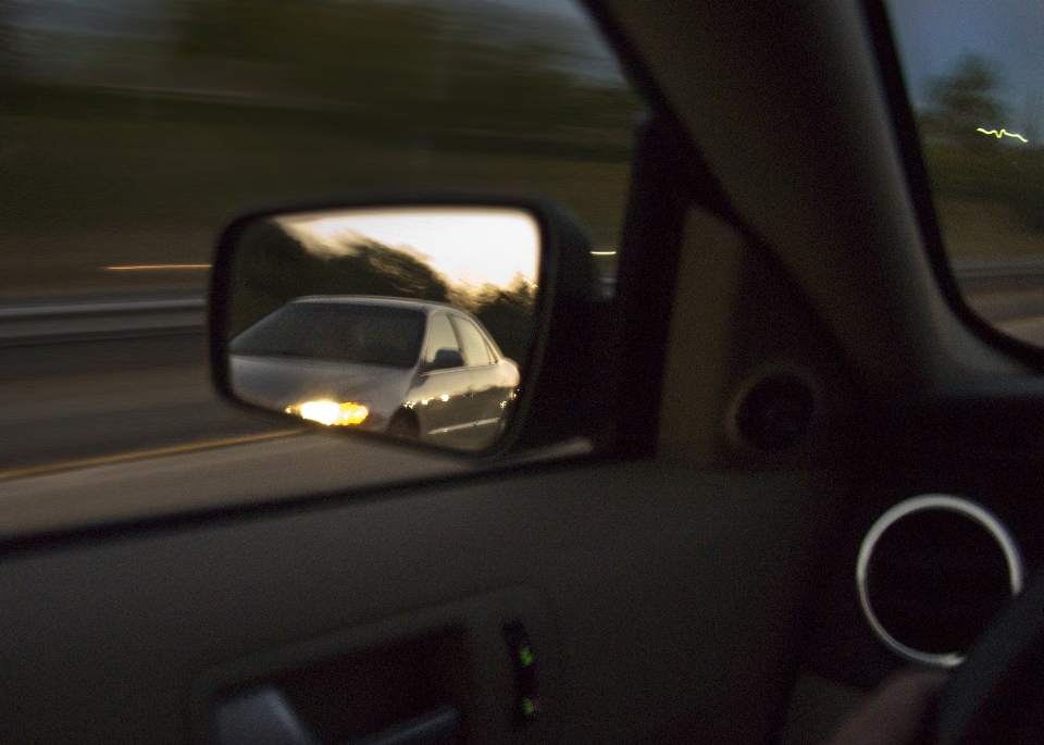 Voiture nuit roue conduite