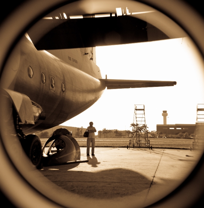 Uomo ala fotografia aeroporto