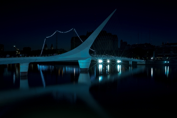 Foto Leggero ponte orizzonte notte