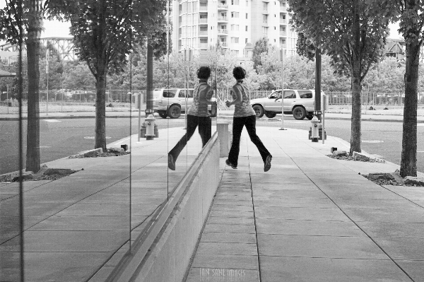 歩行者 黒と白
 女性 道 写真