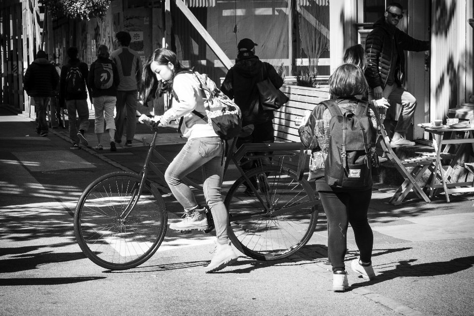 Pedone bianco e nero
 persone strada