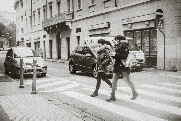 Foto Pedone bianco e nero
 strada