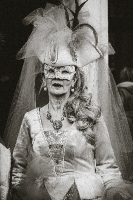 Foto Preto e branco
 mulher branco rua