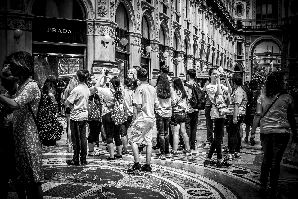 En blanco y negro
 gente camino calle