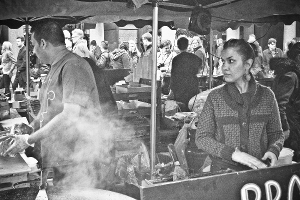 Foto Hitam dan putih
 rakyat jalan perkotaan