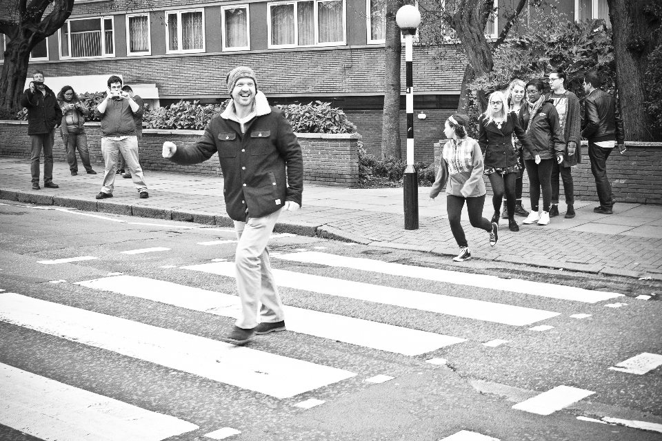 Pedone bianco e nero
 persone strada