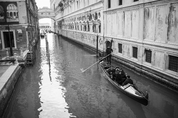 Foto Hitam dan putih
 kapal jalan perkotaan