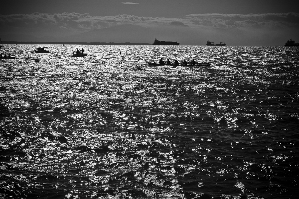 Foto Cakrawala awan hitam dan putih
 kaki langit