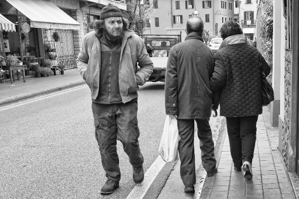 男 歩行者 人 黒と白
 写真