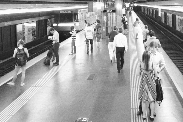 Fußgänger schwarz und weiß
 weiss straße Foto