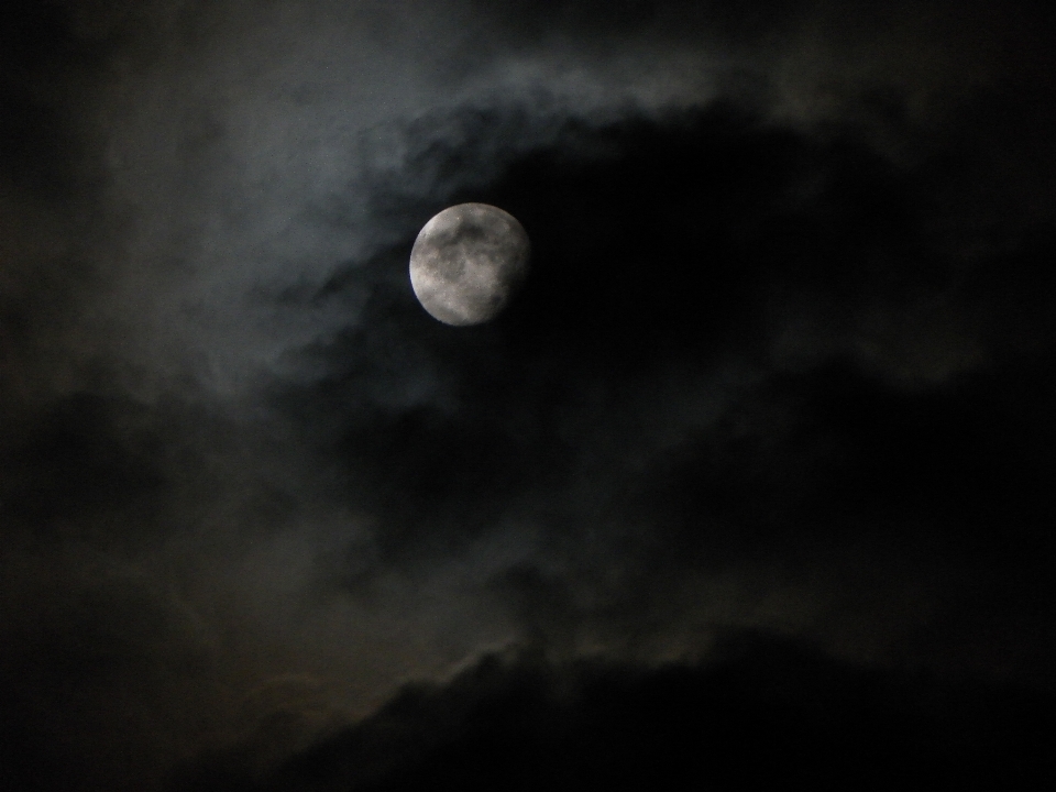 Nuage noir et blanc
 ciel atmosphère