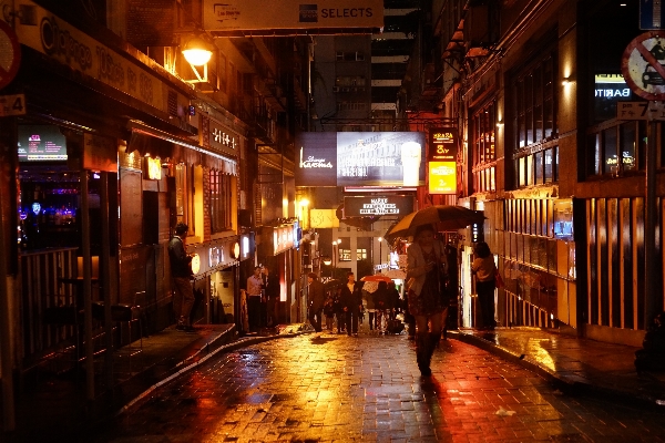 道 街 夜 雨 写真