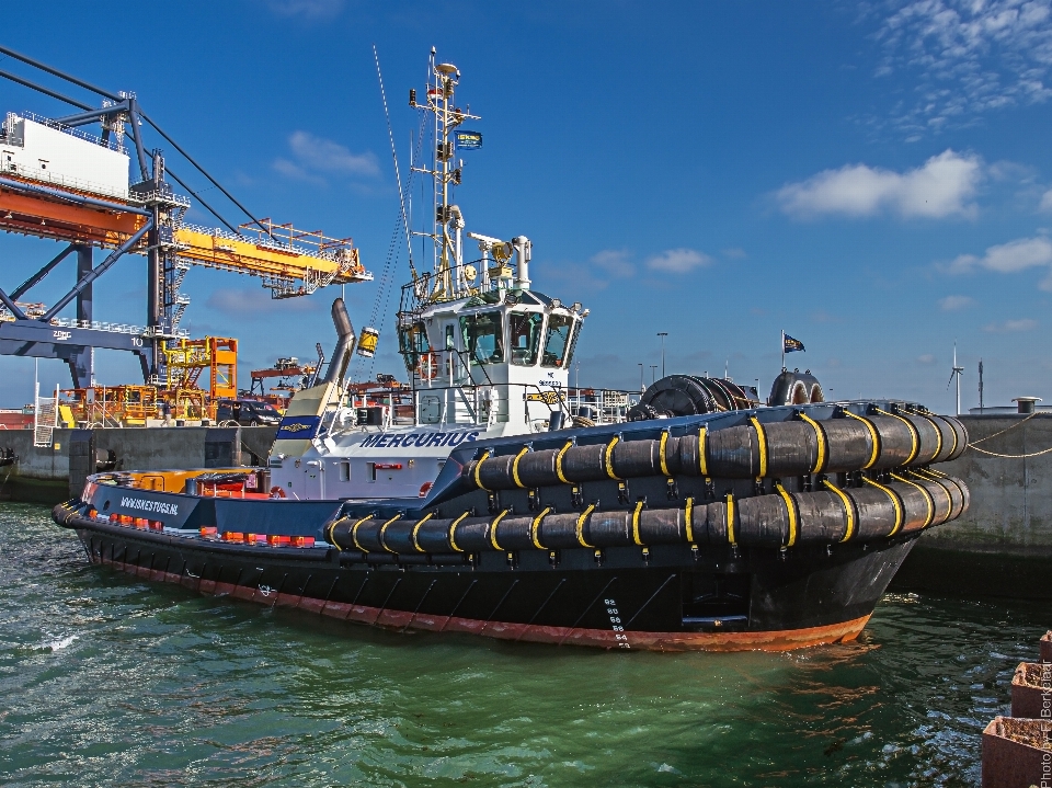 Mar barco enviar veículo