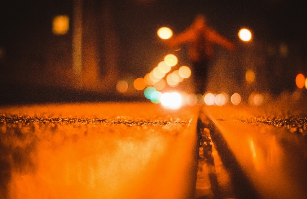 Foto Bayangan hitam lampu bokeh
 mengaburkan