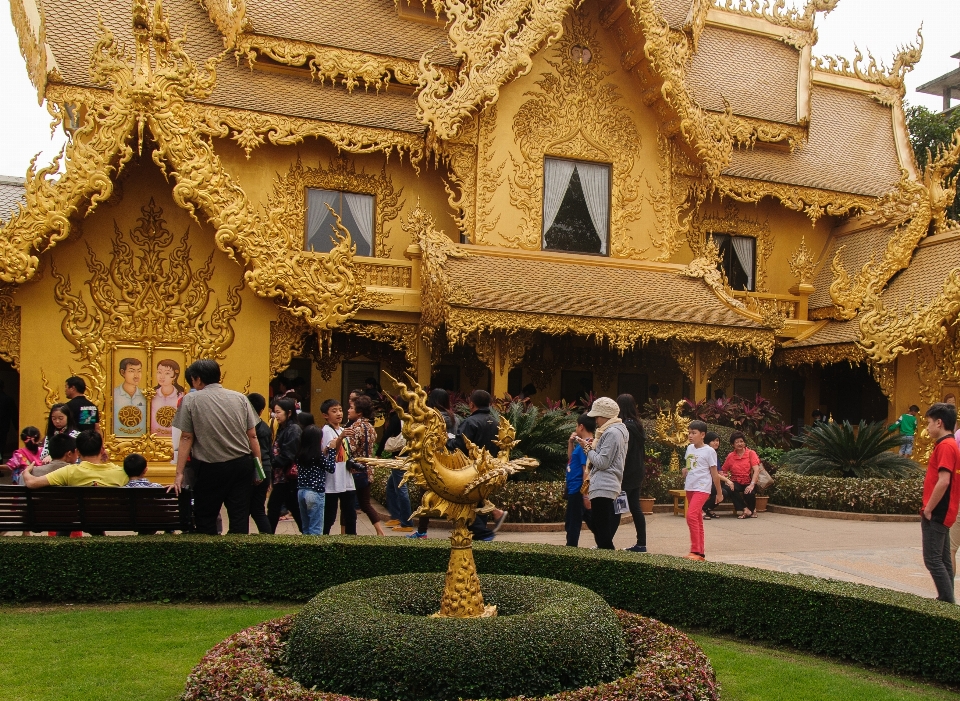 Istana nikon
 pariwisata tempat beribadah
