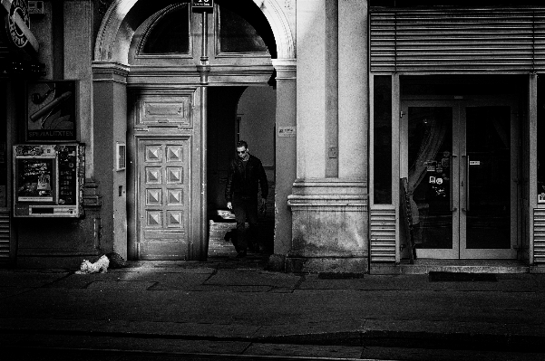 Photo Lumière noir et blanc
 personnes route