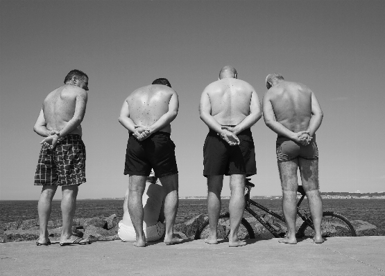 Foto Homem praia pessoa preto e branco
