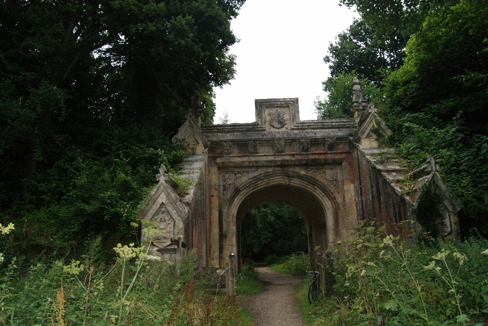 Puente arco capilla restos