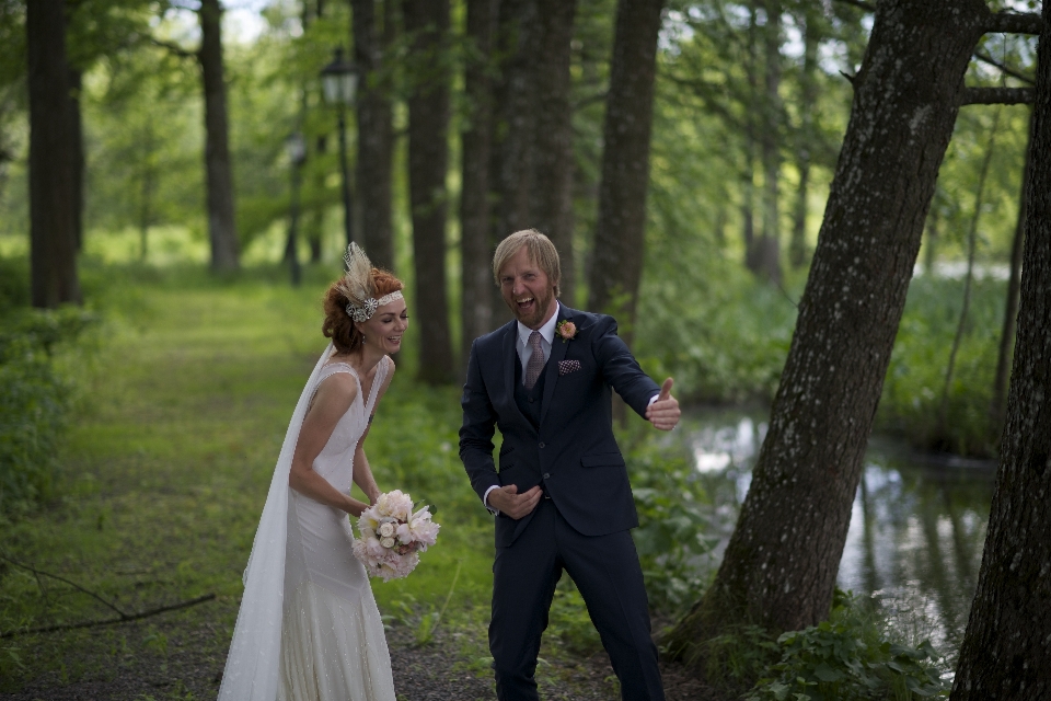 Uomo foresta donna capelli