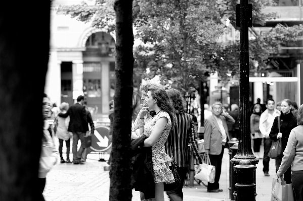 Foto Pedone bianco e nero
 persone strada