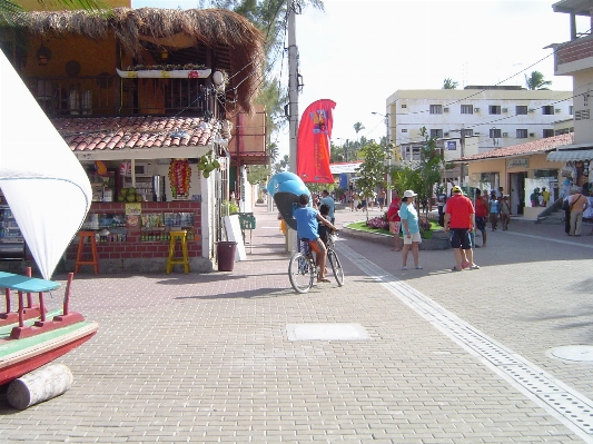 Foto Pejalan kaki trotoar jalan trotoar
