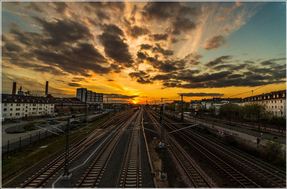 Horizon cloud sky track