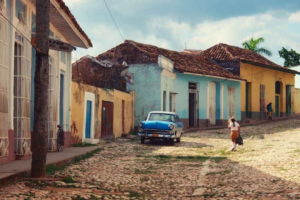 Pessoas rua villa mansão
